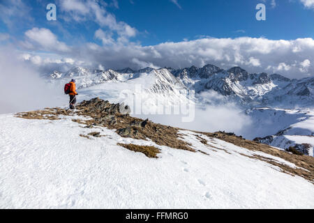 Weibliche Wanderer Wanderer in den Pyrenäen in Wolken Stockfoto