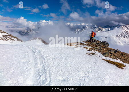 Weibliche Wanderer Wanderer in den Pyrenäen in Wolken, Freiflächen, Einsamkeit, Wüste, Weg von allem Stockfoto