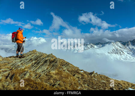 Weibliche Wanderer Wanderer in den Pyrenäen in Wolken Stockfoto