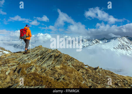 Weibliche Wanderer Wanderer in den Pyrenäen in Wolken Stockfoto