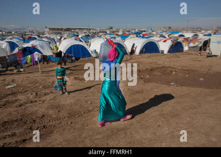 Flüchtlinge in einem Flüchtlingslager im Nordirak Wasserholen Stockfoto