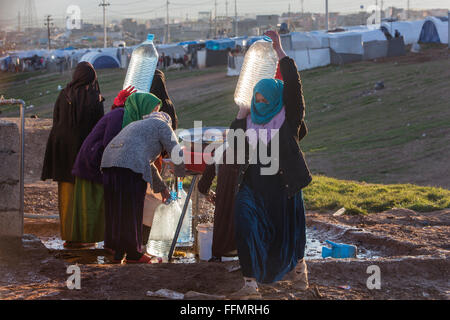 Flüchtlinge in einem Flüchtlingslager im Nordirak Wasserholen Stockfoto