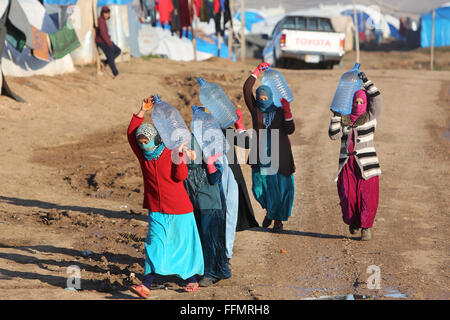 Flüchtlinge in einem Flüchtlingslager im Nordirak Wasserholen Stockfoto