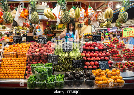 greengrocery Stand auf der Mercat de Sant Josep De La Boqueria - berühmten öffentlichen Markt Ciutat Vella Bezirk, Barcelona, Spanien Stockfoto