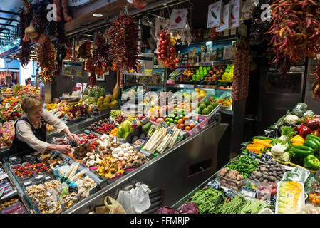 greengrocery Stand auf der Mercat de Sant Josep De La Boqueria - berühmten öffentlichen Markt Ciutat Vella Bezirk, Barcelona, Spanien Stockfoto