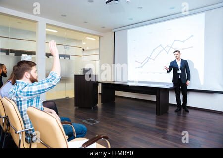 Zuversichtlich Lautsprecher sprechen vor Publikum auf Business-Training im Konferenzsaal Stockfoto