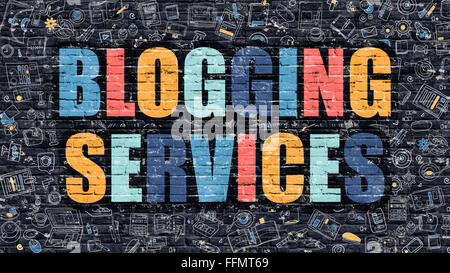 Blogging-Services-Konzept. Multicolor auf dunklen Brickwall. Stockfoto