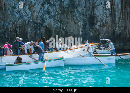 Capri Blaue Grotte, Blick auf Touristen, die in Ruderboote klettern, bevor sie die berühmte Blaue Grotte (Grotta Azzurra) auf der Insel Capri, Italien betreten. Stockfoto