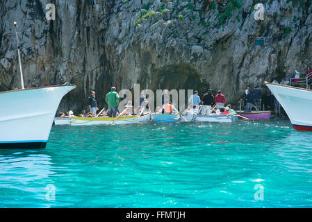 Blaue Grotte Capri, Blick auf Touristen in Booten, die an der Reihe sind, um die berühmte Blaue Grotte (Grotta Azzurra) auf der Insel Capri, Italien, zu betreten. Stockfoto