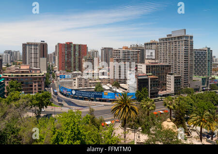 Blick auf die Skyline von Santiago de Chile mit einem Park sichtbar geschossen von Cerro Santa Lucia. Stockfoto