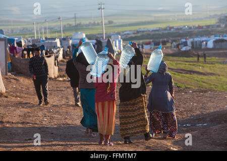 Flüchtlinge in einem Flüchtlingslager im Nordirak Wasserholen Stockfoto