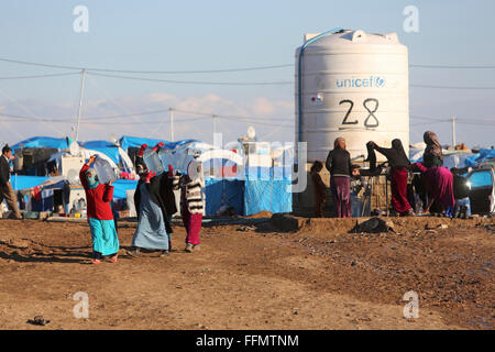 Flüchtlinge in einem Flüchtlingslager im Nordirak Wasserholen Stockfoto