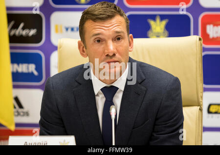 Kiew, Ukraine. 16. Februar 2016. Assistentin der Bundestrainer der Fußball-Nationalmannschaft der Ukraine Andriy Shevchenko während der Pressekonferenz im Haus des Fußballs in Kyiv Credit: Oleksandr Prykhodko/Alamy Live News Stockfoto