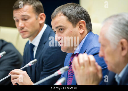 Kiew, Ukraine. 16. Februar 2016. President of Federation of Football of Ukraine Andriy Pavelko (C) während der Pressekonferenz im Haus des Fußballs in Kyiv Credit: Oleksandr Prykhodko/Alamy Live News Stockfoto