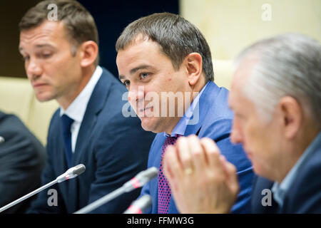 Kiew, Ukraine. 16. Februar 2016. President of Federation of Football of Ukraine Andriy Pavelko (C) während der Pressekonferenz im Haus des Fußballs in Kyiv Credit: Oleksandr Prykhodko/Alamy Live News Stockfoto