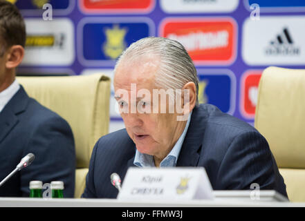 Kiew, Ukraine. 16. Februar 2016. Head Coach von Fußball-Nationalmannschaft der Ukraine Mykhailo Fomenko während der Pressekonferenz im Haus des Fußballs in Kyiv Credit: Oleksandr Prykhodko/Alamy Live News Stockfoto