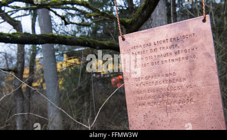 Bad Aibling, Deutschland. 16. Februar 2016. Ein Zeichen, das liest "Wenn das Licht erlischt, bleibt die Trauer. Wenn die Trauer nicht mehr, aber die Erinnerung bleibt. -[Gewidmet] den Opfern und den Hinterbliebenen das Zugunglück von Bad Aibling am 9. Februar 2016' im Bild neben der Absturzstelle in der Nähe von Bad Aibling, Deutschland, 16. Februar 2016. Zwei s-Bahnen kollidierte frontal mit hoher Geschwindigkeit auf die eingleisige Strecke zwischen Holzkirchen und Rosenheim am 9. Februar 2016. Foto: PETER KNEFFEL/Dpa/Alamy Live News Stockfoto