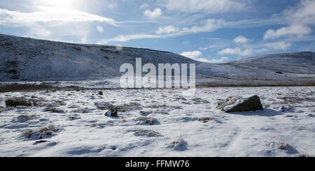 Sonnenschein auf einer verschneiten Landschaft am oberen Teesdale im County Durham, England. Das Feld steht der Pennine Way. Stockfoto