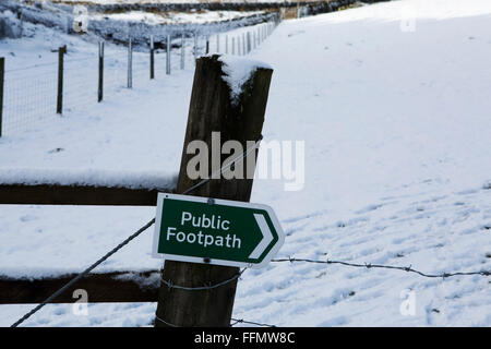 Ein Zeichen für die ein öffentlicher Wanderweg im oberen Teesdale im County Durham, England. Die winterliche Landschaft ist mit Schnee bedeckt. Stockfoto