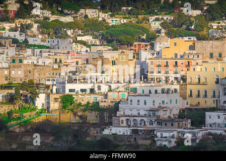 Capri Stadtzentrum, Blick auf die Hauptstadt der Insel Capri mit dem zentralen Treffpunkt, der Piazetta, sichtbar im Zentrum, Kampanien, Italien. Stockfoto