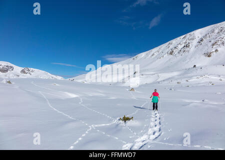 Weibliche Figur, Schneeschuhwandern in Andorra Schnee bedeckt Berge Stockfoto