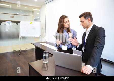 Geschäftsmann und seine Sekretärin Stand und Planung der Arbeit im Büro Stockfoto