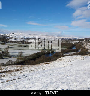 Schnee bedeckt die Felder im oberen Teesdale im County Durham, England. Der River Tees führt durch die Landschaft. Stockfoto