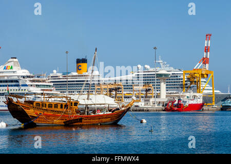 Einer traditionellen Dhau Inder Hafen von Muttrah mit modernen Kreuzfahrt Schiffe im Hintergrund, Muscat, Sultanat von Oman Stockfoto