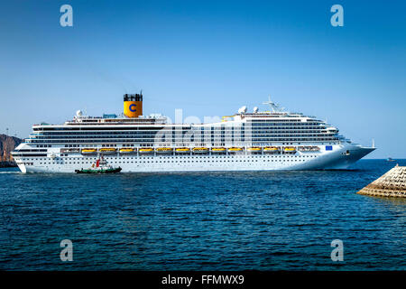 Die Costa Fortuna Kreuzfahrt Schiff Auslaufen aus dem Hafen in Muttrah, Muscat, Sultanat von Oman Stockfoto