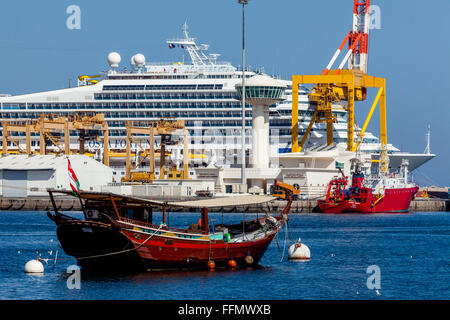 Einer traditionellen Dhau Inder Hafen von Muttrah mit modernen Kreuzfahrt Schiffe im Hintergrund, Muscat, Sultanat von Oman Stockfoto