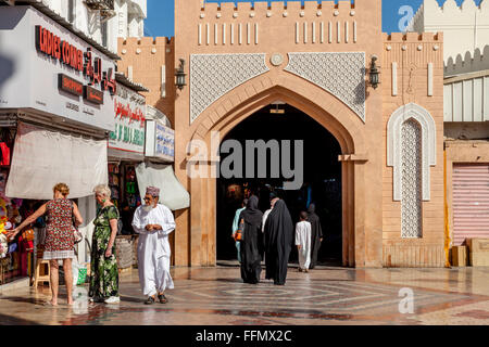 Der Eingang zum Muttrah Souk (Al Dhalam), Muttrah, Muscat, Sultanat von Oman Stockfoto