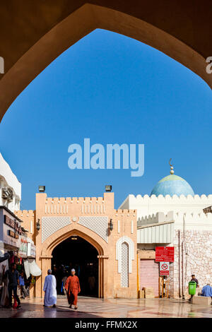 Der Eingang zum Muttrah Souk (Al Dhalam), Muttrah, Muscat, Sultanat von Oman Stockfoto