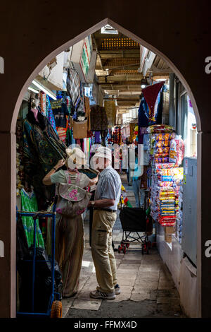 Ältere Touristen einkaufen In Muttrah Souk (Al Dhalam), Muttrah, Muscat, Sultanat von Oman Stockfoto