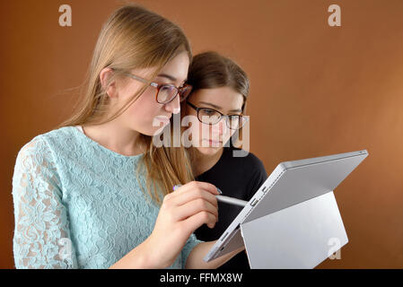 Zwei junge Mädchen im Teenageralter mit einem Tablet Stockfoto
