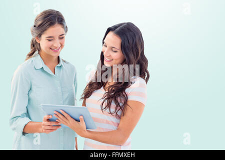 Zusammengesetztes Bild der happy Friends mit tablet Stockfoto