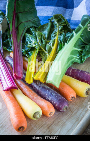 Regenbogen-Karotten und Mangold Stockfoto