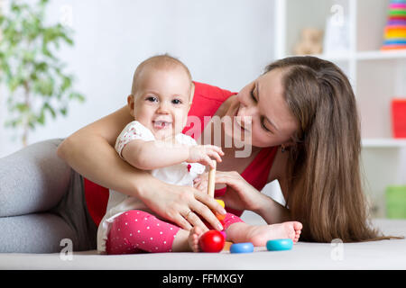 Mutter mit Tochter ein Kinderspiel Stockfoto
