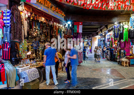 Touristen, die einkaufen In Muttrah Souk (Al Dhalam), Muttrah, Muscat, Sultanat von Oman Stockfoto