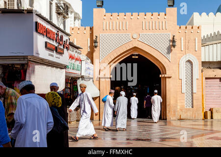 Der Eingang zum Muttrah Souk (Al Dhalam), Muttrah, Muscat, Sultanat von Oman Stockfoto