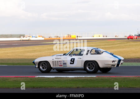 Eine Chevrolet Corvette Stingray, im Wettbewerb bei der International Trophy für GT Sportwagen-Klassiker (Pre-66), die 2015 Silverston Stockfoto