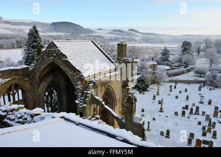 Luftbild vom Glockenturm der Melrose Abbey in Schnee, Scottish Borders, UK Stockfoto