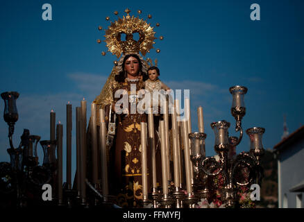 Das Bild der Jungfrau Maria von Karmel erscheint während einer Prozession der Karwoche in Prado del Rey, Provinz Cadiz, Andalusien, Spanien Stockfoto