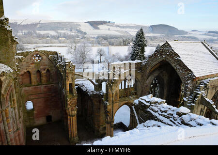 Luftbild vom Glockenturm der Melrose Abbey in Schnee, Scottish Borders, UK Stockfoto