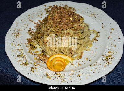 Schüssel mit Nudeln mit Meeresfrüchten und Pistazien. Typisch sizilianische Küche, die Tradition der mediterranen Ernährung. Stockfoto