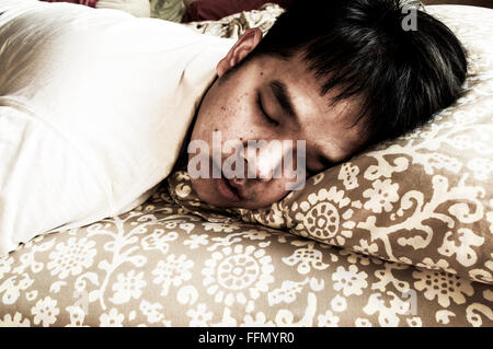 ein Mann im warmen Bett schlafen legen Stockfoto