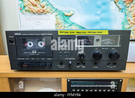 Stereo-Kassettendeck AKAI GXC - 725D im Bunker Josip Tito, Anführer des ehemaligen Jugoslawien, in der Nähe von Konjic, Bosnien und Herzegowina Stockfoto