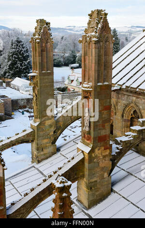 Luftbild vom Glockenturm der Melrose Abbey in Schnee, Scottish Borders, UK Stockfoto