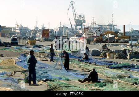 Fischer reparieren ihre Netze auf dem Kai in Roses, Spanien Stockfoto