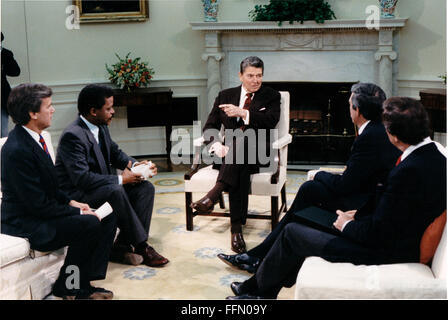 Washington, District Of Columbia, USA. 22. November 2009. US-Präsident Ronald Reagan macht einen Punkt in einem Interview mit Fernsehen Netzwerk Anker im Oval Office des weißen Hauses in Washington, DC auf Donnerstag, 3. Dezember 1987. Sitzend, von links, sind: Tom Brokaw von NBC; Bernard Shaw von CNN; Präsident Reagan; Dan eher von CBS; und Peter Jennings von ABC. Â. Obligatorische Credit: Bill Fitz-Patrick - weißen Haus über CNP © Bill Fitz-Patrick/CNP/ZUMA Draht/Alamy Live-Nachrichten Stockfoto