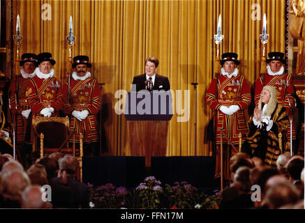 London, Großbritannien. 9. Januar 2010. US-Präsident Ronald Reagan spricht zu den Mitgliedern beider Häuser des Parlaments, London, England am Dienstag, den 8. Juni 1982.Mandatory Credit: Bill Fitz-Patrick - weißen Haus über CNP. © Bill Fitz-Patrick/CNP/ZUMA Draht/Alamy Live-Nachrichten Stockfoto